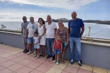 La alcaldesa de Telde, Carmen Hernández, con miembros de la comisión de fiestas de la playa de Ojos de Garza/TA.